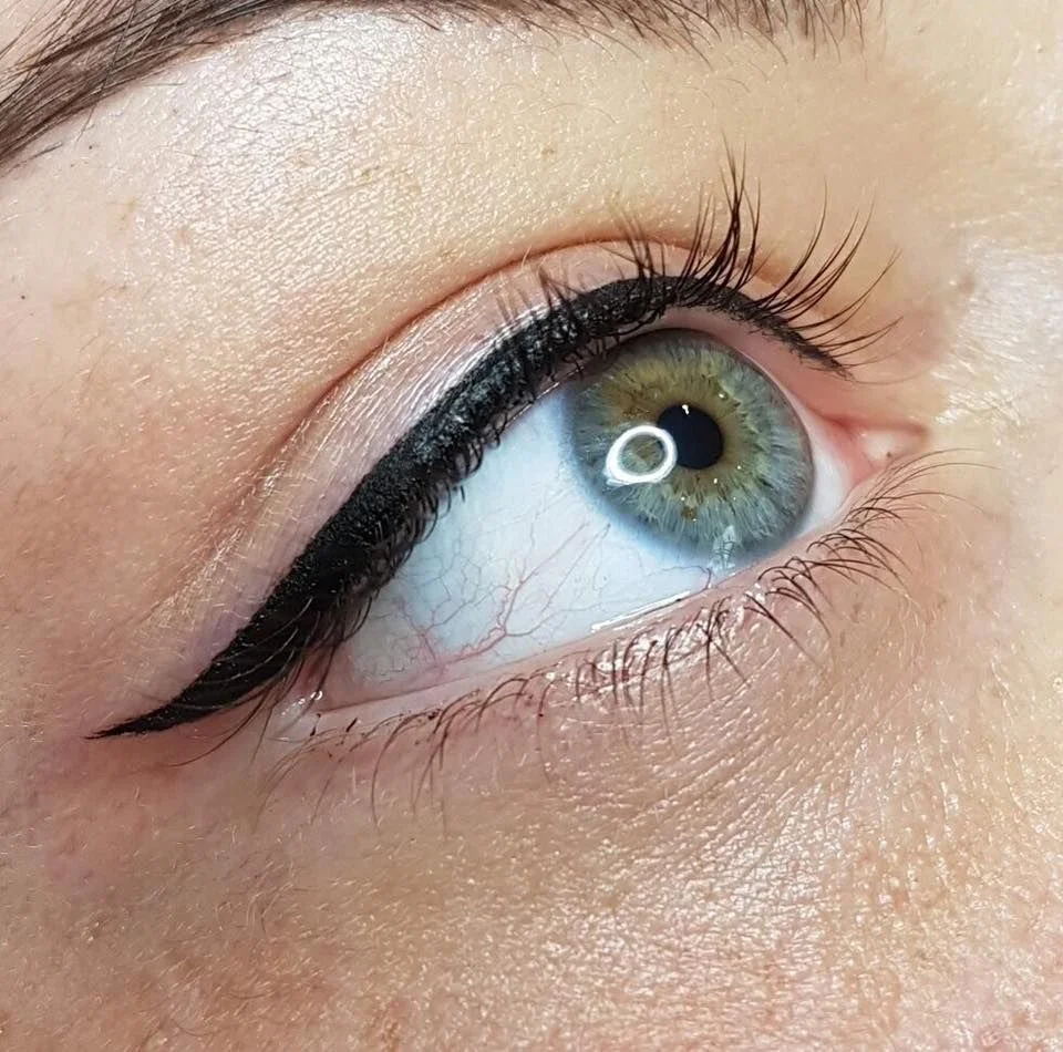 Kosmetisk-tatuering-EyeLiner-över Över Eye Liner Kosmetisk tatuering - Bild 1